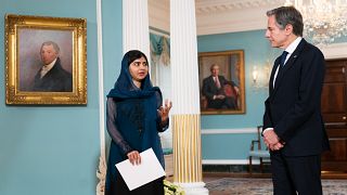 وزير الخارجية الأمريكية أنتوني بلينكن مستقبلاً في مكتبه الناشطة الحقوقية الباكستانية والحائزة على جائزة نوبل للسلام ملالا يوسفزاي 6 ديسمبر 2021