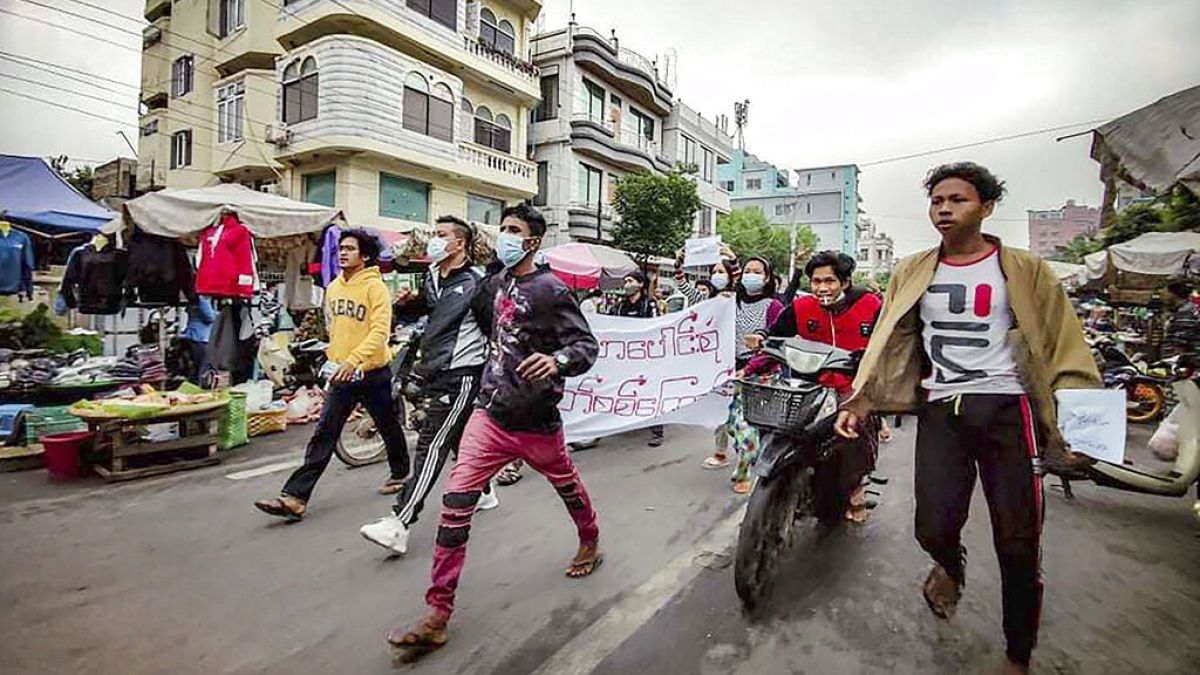 شاهد: احتجاجات في ماندالاي ويانغون ضد الحكم بالسجن على أونغ سان سو تشي 