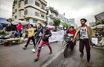 شاهد: احتجاجات في ماندالاي ويانغون ضد الحكم بالسجن على أونغ سان سو تشي