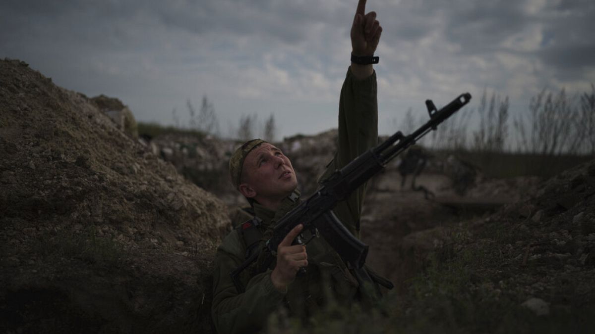 Donetsk'teki sınır hattında Ukraynalı bir askeri