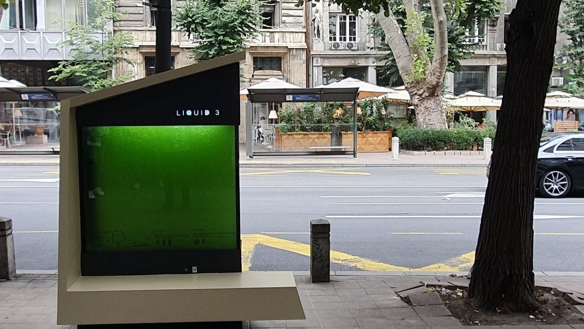 The first urban photo-bioreactor in Serbia, "LIQUID 3", has been placed in front of the Municipality of Stari Grad in Makedonska Street in Belgrade. 