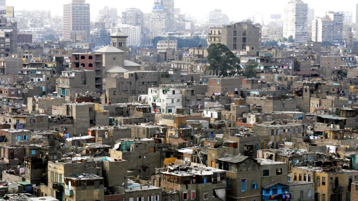 حي بولاق الشعبي مع منازل ومباني شاهقة في الخلفية في القاهرة، مصر، في 13 فبراير 2007.