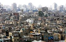 حي بولاق الشعبي مع منازل ومباني شاهقة في الخلفية في القاهرة، مصر، في 13 فبراير 2007.