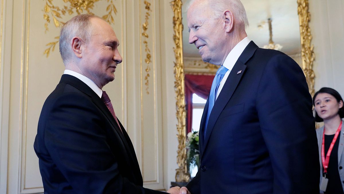 Vlagyimir Putyin orosz (b) és Joe Biden amerikai elnök köszönti egymást a Genfi-tó partján található La Grange-villában rendezett csúcstalálkozójuk előtt 2021. június 16-án.