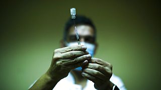 Un infirmier prépare des vaccins contre le COVID-19 à l'hôpital CHR Citadelle à Liège, en février 2021. 