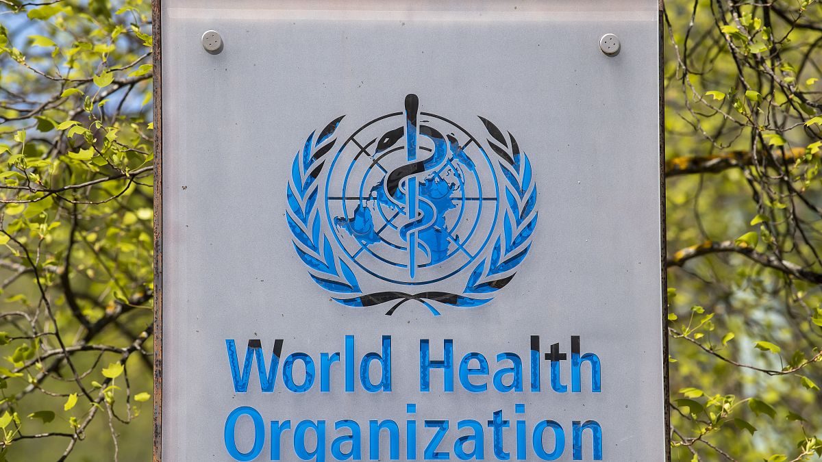 شعار منظمة الصحة العالمية في المقر الرئيسي في جنيف، سويسرا.