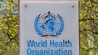 شعار منظمة الصحة العالمية في المقر الرئيسي في جنيف، سويسرا.