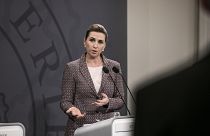 Mette Frederiksen warnt: Die Omikron-Variante breite sich unheimlich schnell aus.