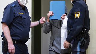 الرجل المتهم بتعذيب وخصي رجال بسكين مطبخه لحظة وصوله إلى قاعة المحكمة في ميونيخ جنوب ألمانيا 28 أكتوبر 2021