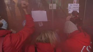 Varios sanitarios tratan de asaltar la oficina del ministro de Sanidad de Bélgica