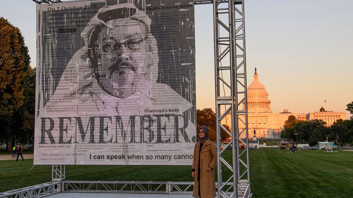 La veuve de Jamal Khashoggi devant un portrait de son compagnon assassiné en 2018, lors d'une cérémonie organisée le 1er octobre 2021 à Washington 