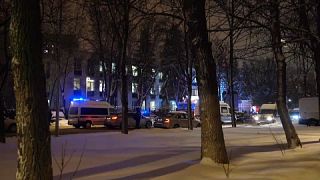 Ασθενοφόρα και δυνάμεις της αστυνομίας έξω από το σημείο της επίθεσης ενόπλου στη Μόσχα