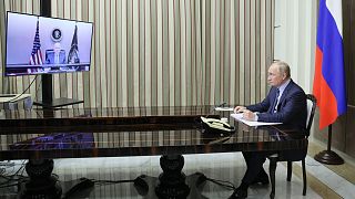 اجتماع الرئيس الروسي فلاديمير بوتين مع الرئيس الأمريكي جو بايدن عبر مكالمة فيديو في منتجع سوتشي على البحر الأسود في 7 ديسمبر 2021.