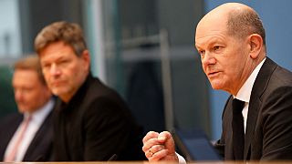 Olaf Scholz - SPD  (rechts) auf der Pressekonferenz mit Robert Habeck (Grüne) und Christian Lindner (FDP)