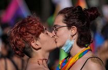 Una pareja se besa durante el desfile anual del Orgullo Gay en Santiago de Chile, el 13 de noviembre de 2021. 