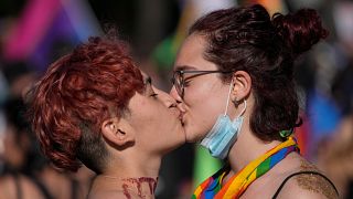 Una pareja se besa durante el desfile anual del Orgullo Gay en Santiago de Chile, el 13 de noviembre de 2021.