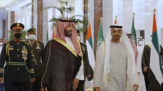 ولي العهد السعودي يصل أبو ظبي في إطار جولة خليجية.