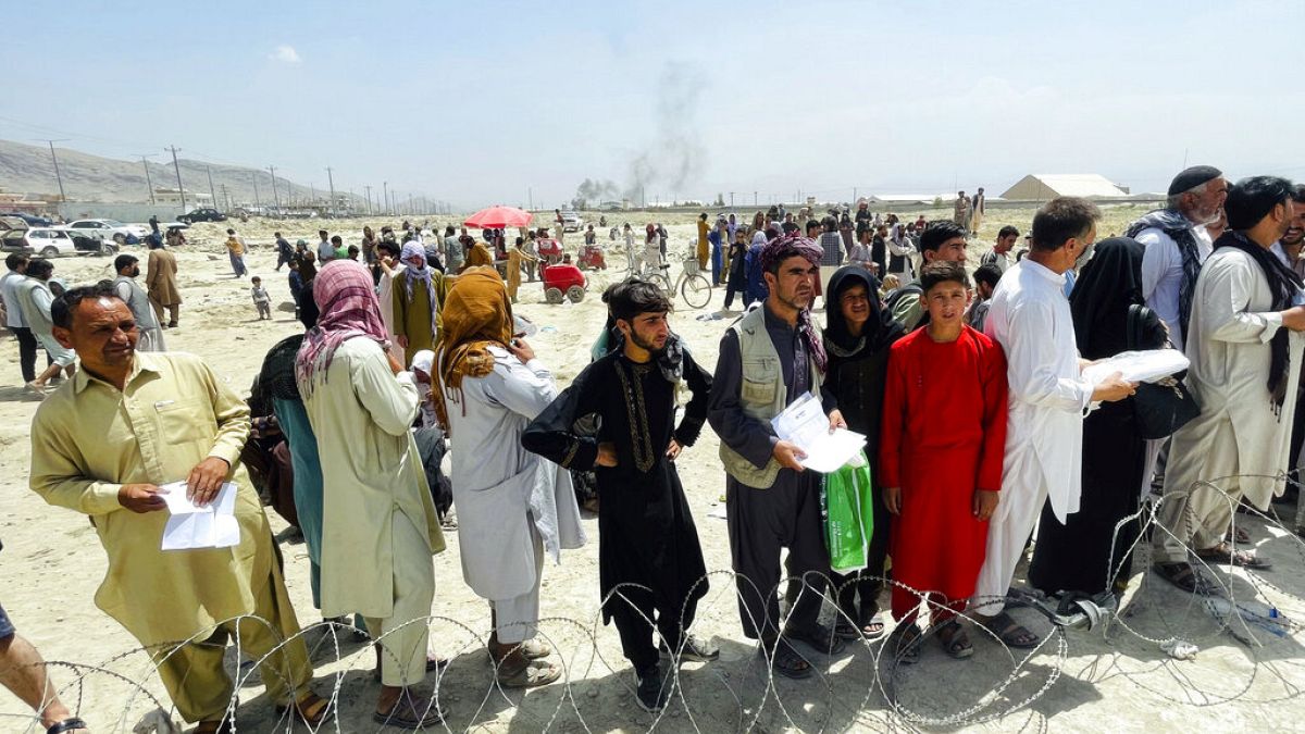 Hunderte Menschen versammeln sich am 17. August 2021 vor dem internationalen Flughafen in Kabul, Afghanistan. 