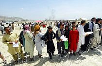 Hunderte Menschen versammeln sich am 17. August 2021 vor dem internationalen Flughafen in Kabul, Afghanistan.