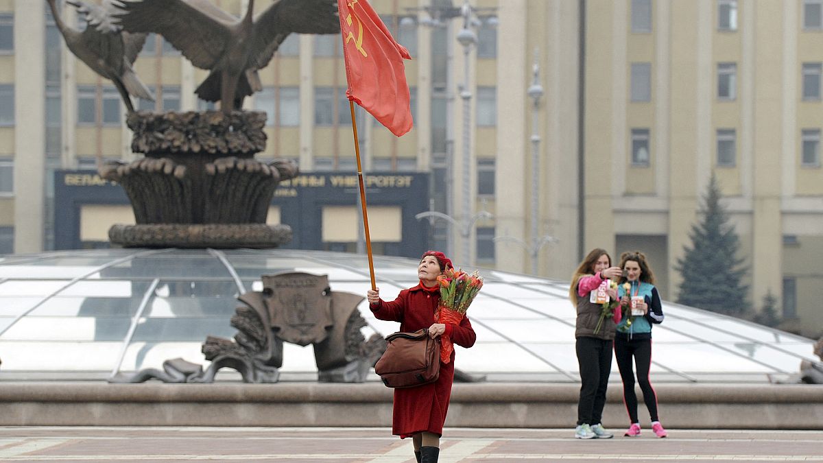 Женщина с флагом СССР на Площади Независимости в Минске, 2017 год