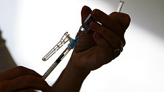 La OMS asegura la eficacia de las vacunas existentes contra la variante ómicron