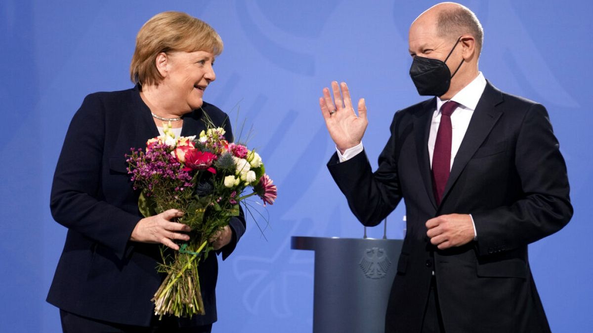 Olaf Scholz, le nouveau chancelier allemand, et la désormais ex-chancelière Angela Merkel, au Bundestag à Berlin, le 08/12/2021
