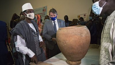 US returns over 900 stolen artefacts to Mali
