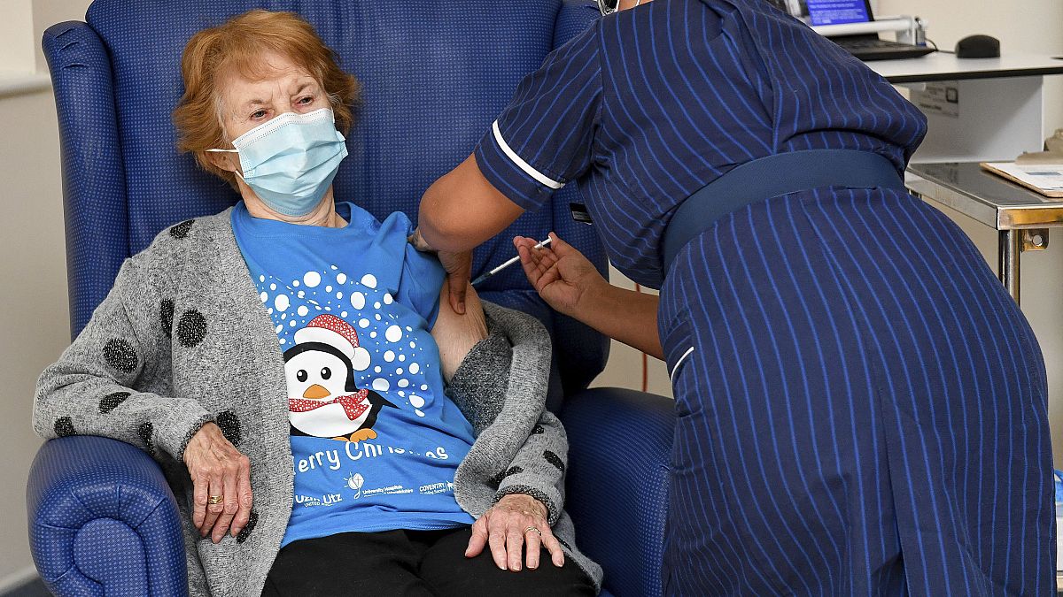 Η Μάργκαρετ Κίναν στις 8 Δεκεμβρίου 2020 κάνει την πρώτη δόση του εμβολίου