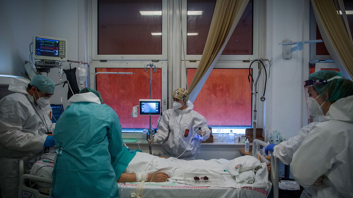 Lélegeztetett beteget látnak el védőfelszerelést viselő orvosok és ápolók a fővárosi Honvédkórházban 2021. április elsején