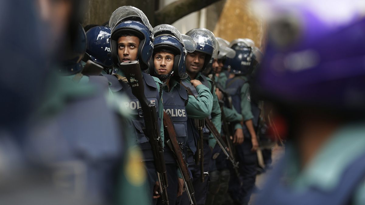 عناصر من الشرطة البنغلاديشية في العاصمة دكّا