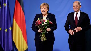 Başbakan Scholz, yemin töreninin ardından Angela Merkel'den görevi devraldı.