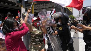 Opositores al gobierno del presidente Pedro Castillo se enfrentan a la policía antidisturbios, 7/12/2021, Lima, Perú