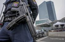 Ein Polizist steht vor dem Gebäude der Europäischen Zentralbank in Frankfurt a.M.