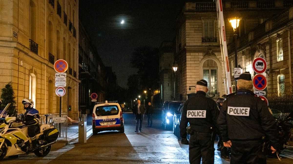 عناصر من الشرطة الفرنسية في أحد شوارع باريس، فرنسا.