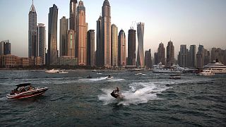 قوارب ترفيهية مقابل منطقة المارينا بدبي، الإمارات العربية المتحدة.