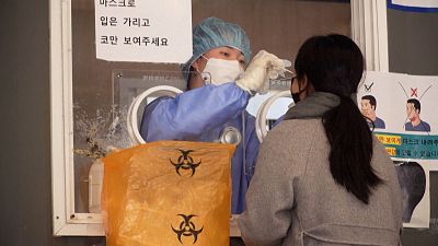 شاهد: مع زيادة الإصابات... سكان كوريا الجنوبية يلجأون لاختبارات كوفيد-19