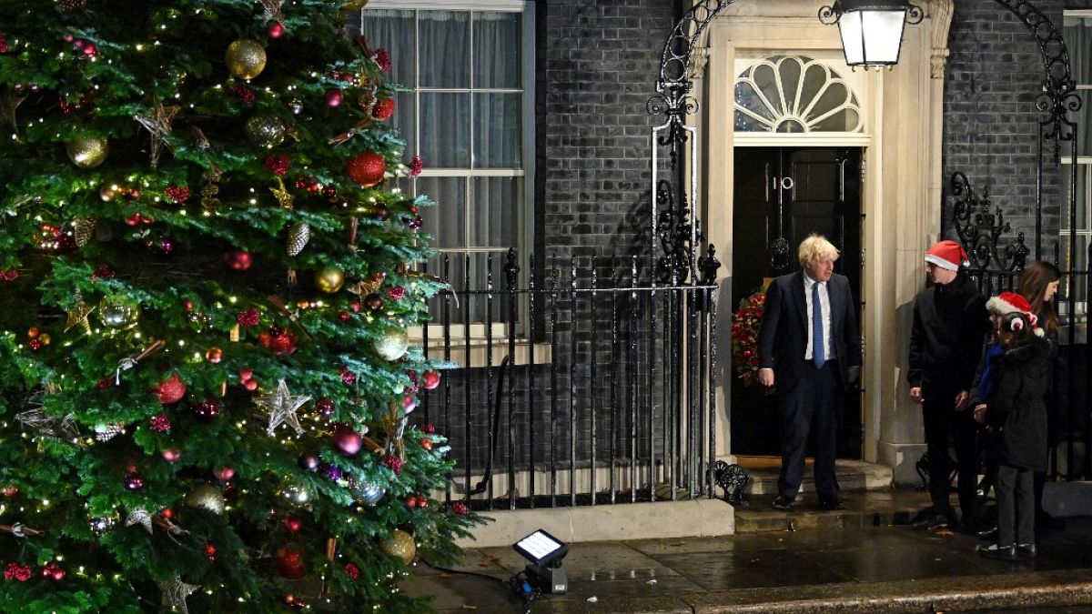 Le Premier ministre, Boris Johnson, le 1er décembre 2021, devant sa résidence du 10 Downing Street 