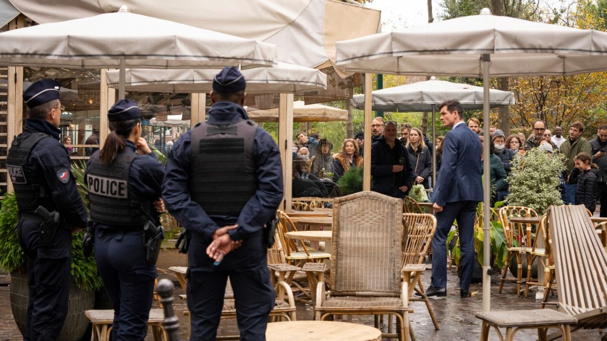 عناصر من الشرطة الفرنسية في باريس، فرنسا.