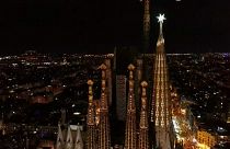 L'étoile à la pointe de la nouvelle tour de la Sagrada Familia s'est illuminée pour la première fois lors de son inauguration à Barcelone, le 8 décembre 2021.