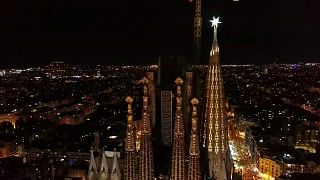 L'étoile à la pointe de la nouvelle tour de la Sagrada Familia s'est illuminée pour la première fois lors de son inauguration à Barcelone, le 8 décembre 2021.