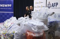 عناصر من الشرطة الأسترالية بعد  ضبط 720 كيلوغراما من مخدر الميثامفاتمين والذي تبلغ قيمته أكثر من مليار دولار أسترالي.