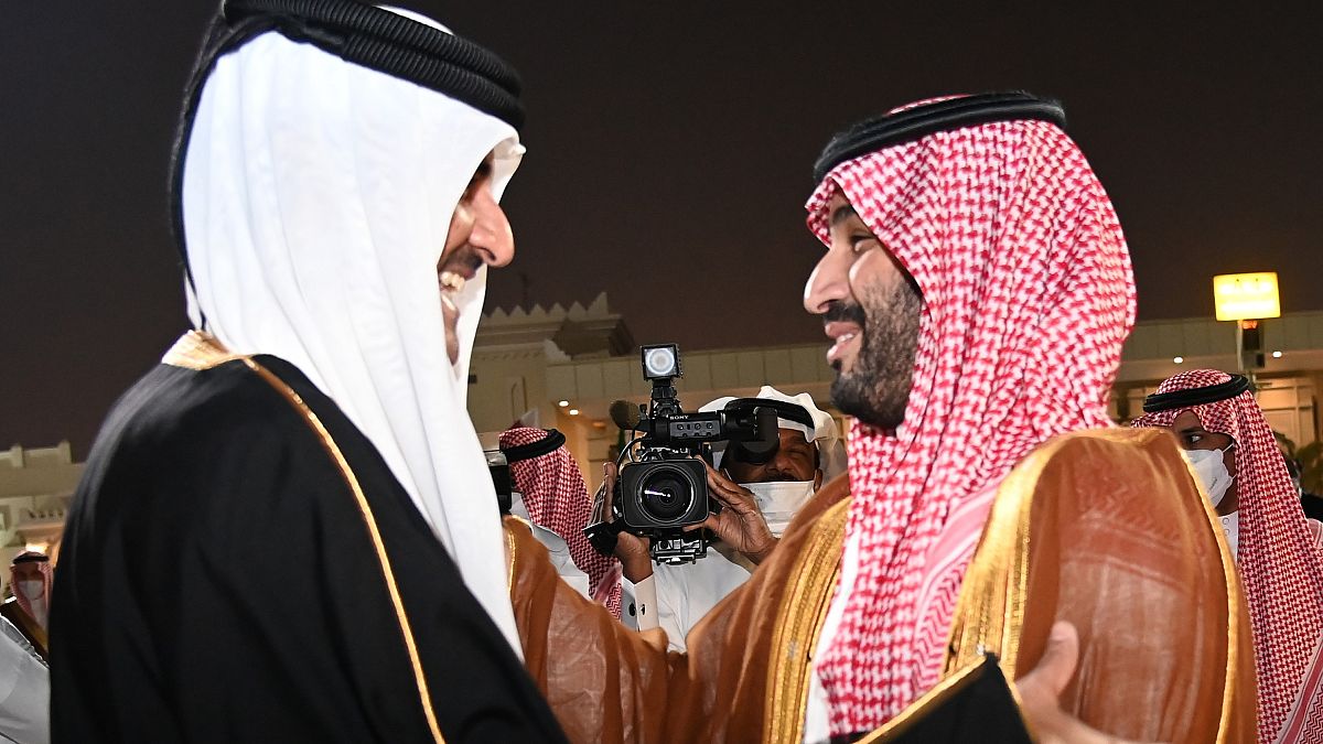Suudi Arabistan Veliaht Prensi Muhammed bin Selman (sağda), resmi temaslarda bulunmak üzere Katar'ı ziyaret etti. Selman'ı Katar Emiri Şeyh Tamim bin Hamad karşıladı