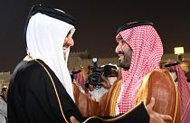 Suudi Arabistan Veliaht Prensi Muhammed bin Selman (sağda), resmi temaslarda bulunmak üzere Katar'ı ziyaret etti. Selman'ı Katar Emiri Şeyh Tamim bin Hamad karşıladı