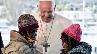 البابا بصحبة اثنين من أطفال اللاجئين في اليونان