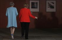 Канцлер Германии Ангела Меркель (справа) и премьер-министр Великобритании Тереза Мэй уходят после заявлений перед переговорами в Берлине, Германия, 5 июля 2018 г.