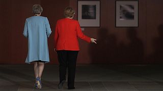 Канцлер Германии Ангела Меркель (справа) и премьер-министр Великобритании Тереза Мэй уходят после заявлений перед переговорами в Берлине, Германия, 5 июля 2018 г.