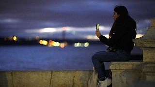 Une femme avec son téléphone au Portugal (6 décembre 2021)