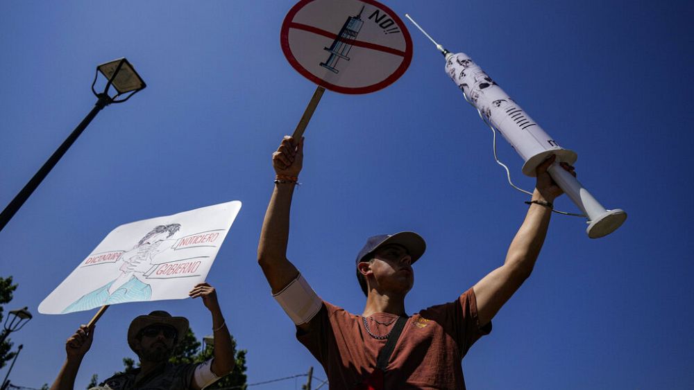 En Chile cientos de manifestantes protestan en contra de las vacunas y el  pase de movilidad | Euronews