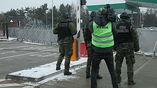 Un caméraman filme un garde-frontière polonais au poste de Kuznica,  capture d'écran