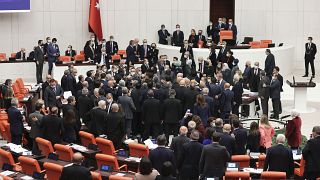 Καβγάς με γροθιές στην τουρκική βουλή μεταξύ ΑΚΡ και CHP